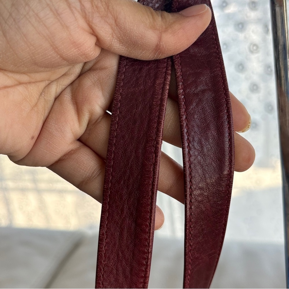 VINTAGE Embossed Floral Pattern Burgundy Leather Shoulder Crossbody Bag - Picture 5 of 16